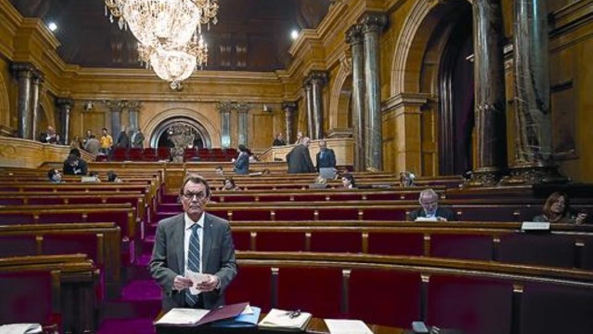 El presidente de la Generalitat, Artur Mas, ayer por la mañana, en el hemiciclo del Parlament.