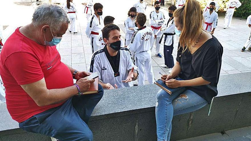 Eugenio González e Ingrid Loredana, con los taekwondistas.