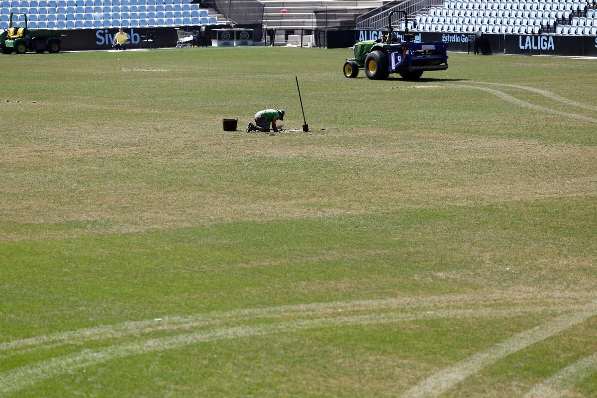 El Celta inicia la retirada del césped dañado en Balaídos