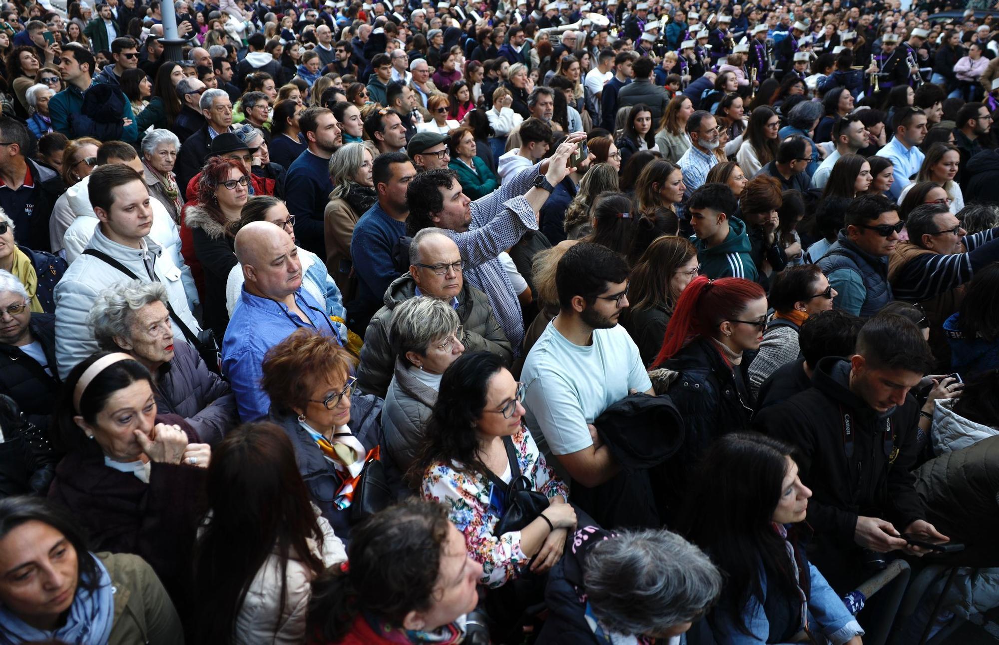 En imágenes | La Cofradía de la Institución de la Sagrada Eucaristía recorre las calles de Zaragoza el Jueves Santo