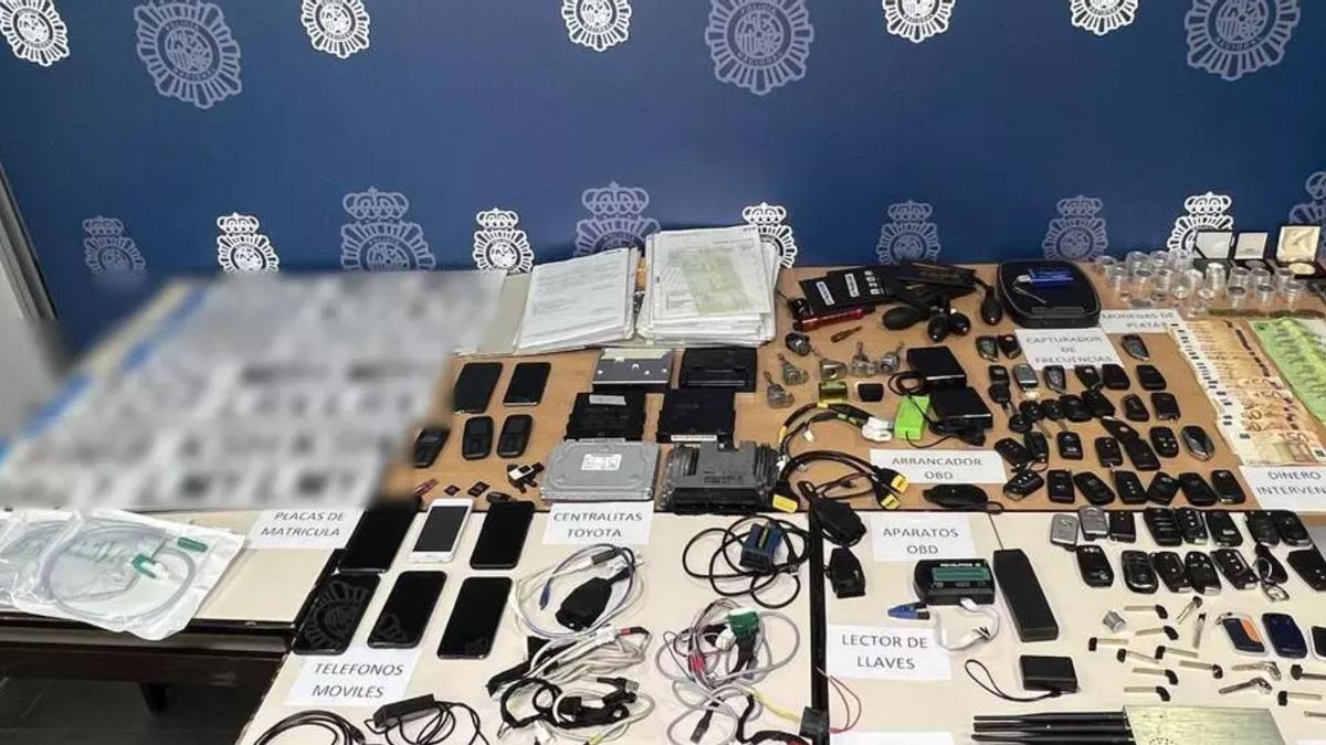 Efectos intervenidos por la Policía Nacional de Alicante a la banda de ladrones de coches.
