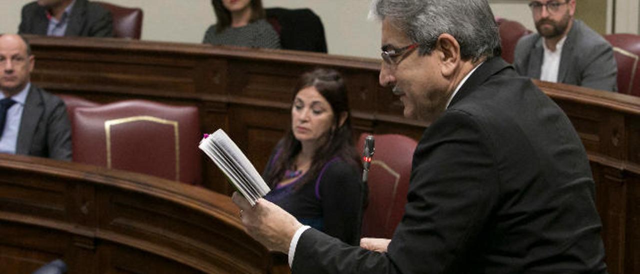 Román Rodríguez, ayer, durante su intervención en el debate sobre el estado de la nacionalidad.