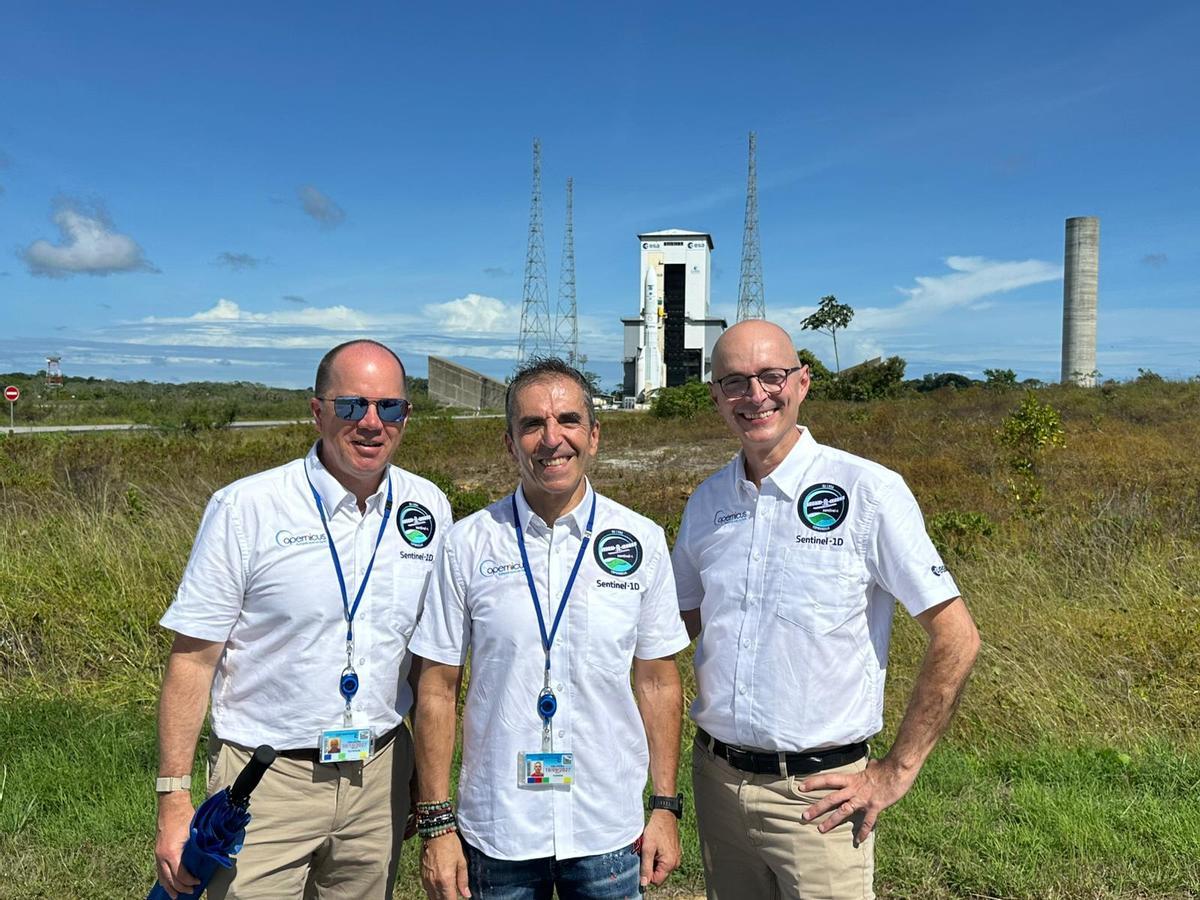 El científico de la mision Sentinel-1, Malcolm Davidson; el director del proyecto Copernicus, Ramón Torres y el coordinador del programa, Pier Bargellini, este martes en Kourou.