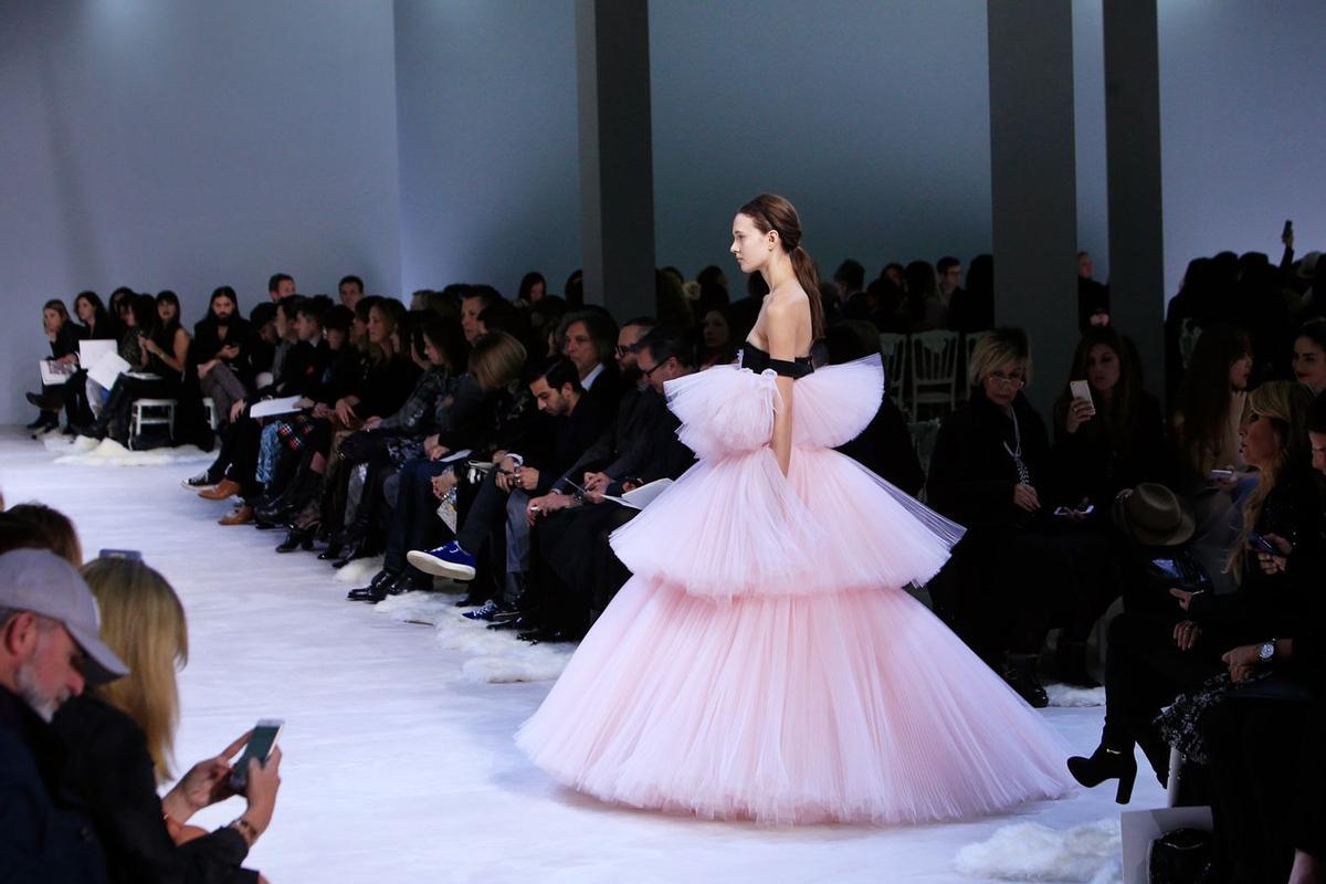 Giambattista Valli Alta Costura Primavera-Verano 2016: capas de tul