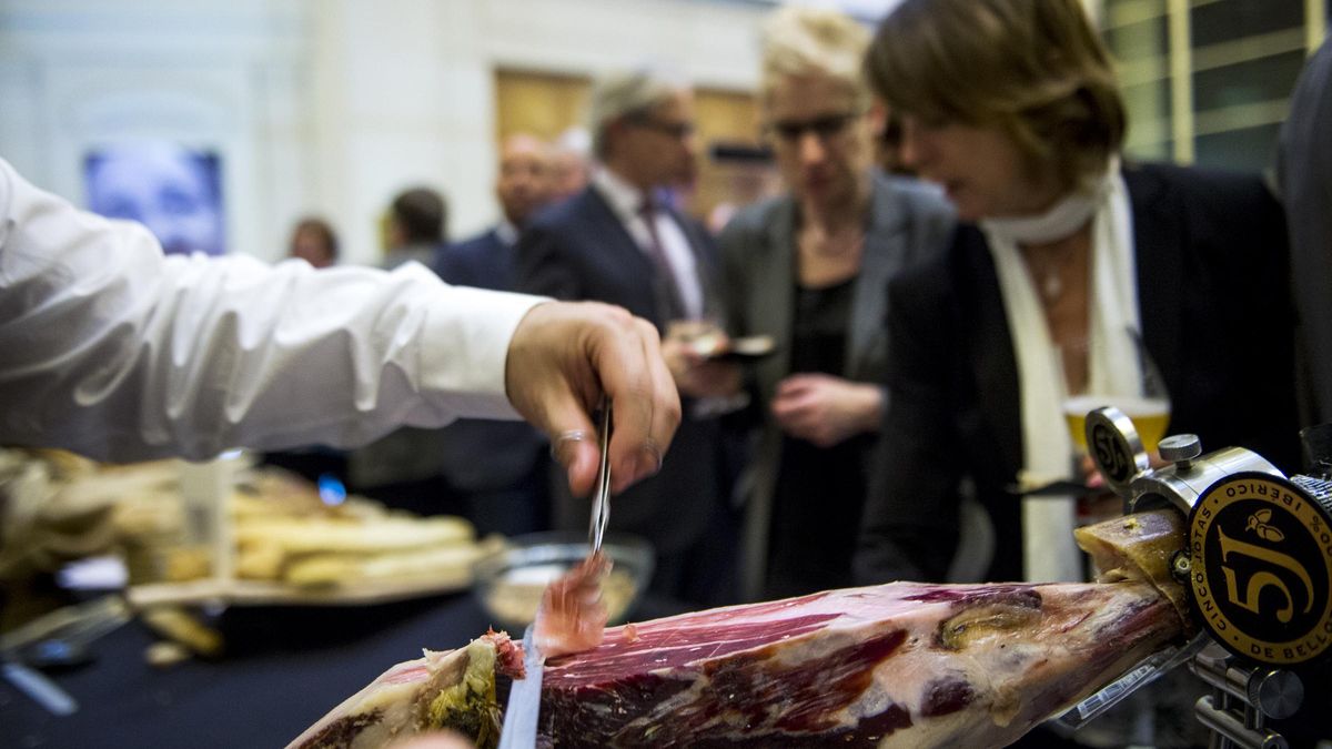 Degustación de jamón ibérico de la firma 5J durante el Sopar de l'Any en el TNC.