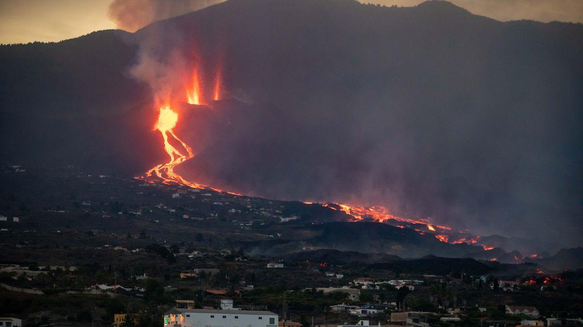 El volcà de la Palma genera fortes explosions mentre s&#039;aproxima a la mar