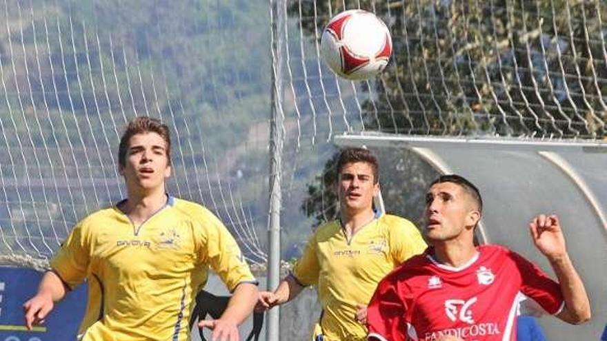 Un futbolista local trata de controlar el balón. // Santos Álvarez