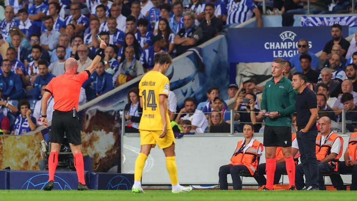 Xavi Hernández, entrenador del FC Barcelona, recibe una amonestación ante el Oporto en Champions.