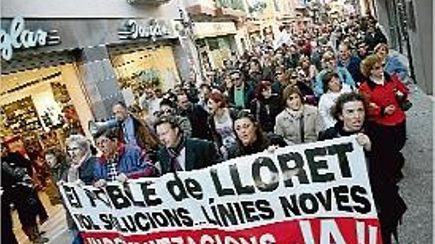 Els botiguers ahir en la manifestació a Lloret de Mar.