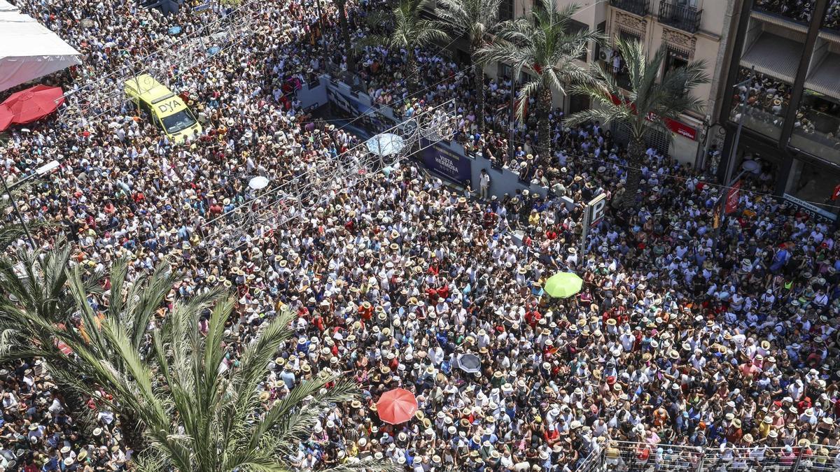 Alicante, a rebosar de gente durante una mascletà de las pasadas Hogueras.