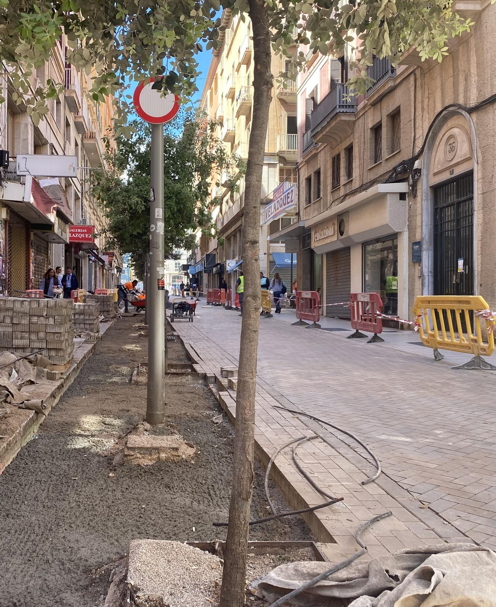 Las fotos de la eliminación de la trama verde de la calle Velázquez de Palma, que vuelve a ser pavimentada