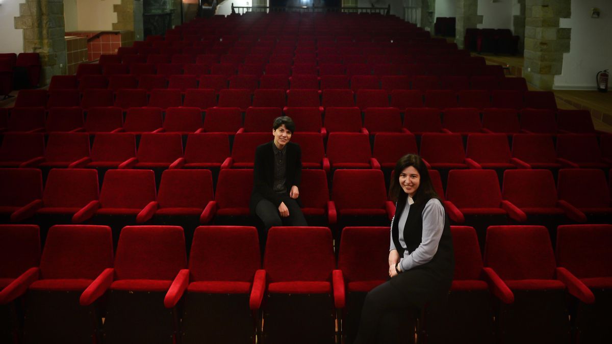 Las hermanas Durán López, en las butacas del auditorio Santa Ana.