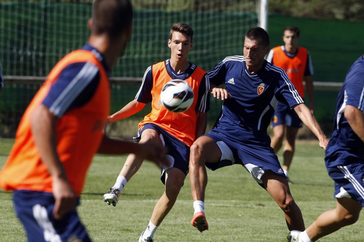Héctor Otín haciendo la pretemporada con el primer equipo del Real Zaragoza en Navaleno en 2012