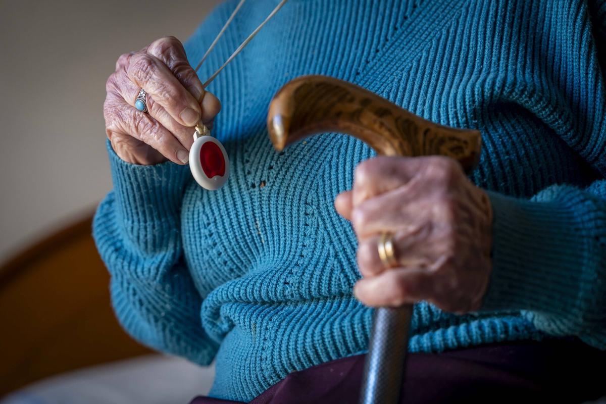 Barcelona, 14/01/2026 Barcelona. Quejas por los apagones frecuentes en el barrio de la Prosperitat. Hemos quedado con una mujer mayor y su nieta. La mujer mayor tiene movilidad reducida y teleasistencia; los apagones habituales hacen que quede aislada porque no funcionan ni el ascensor ni el dispositivo de teleasistencia. PERSONA: Gabriela. AUTOR: MANU MITRU