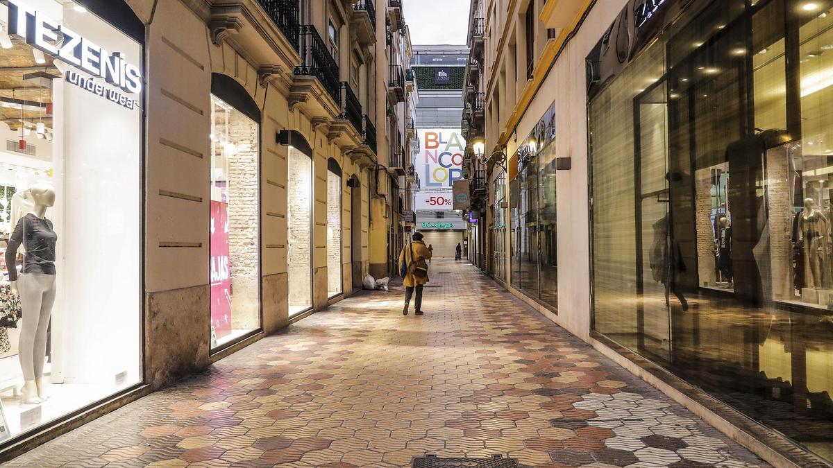 Archivo - Una calle comercial de Valencia con todos sus establecimiento cerrados