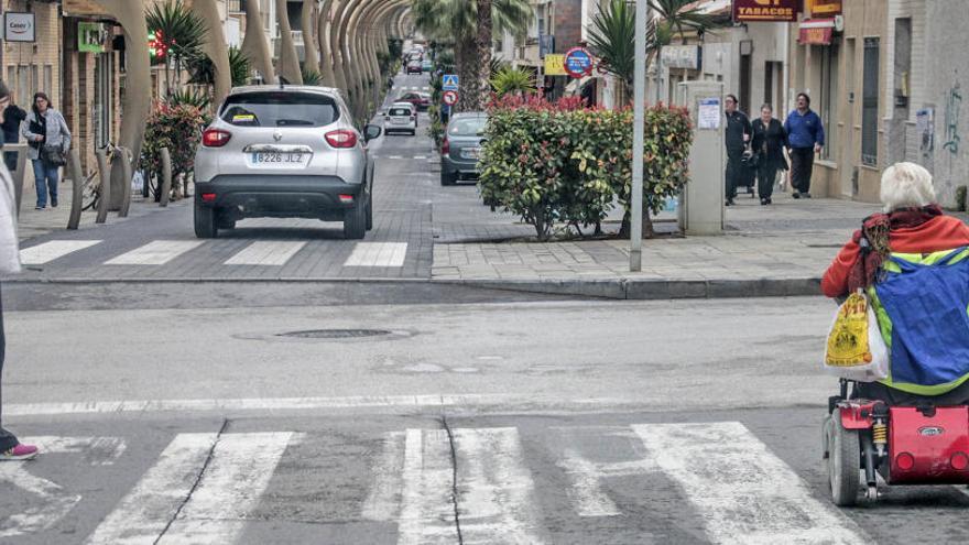 Una silla de ruedas a motor circula por una de las calles de Torrevieja