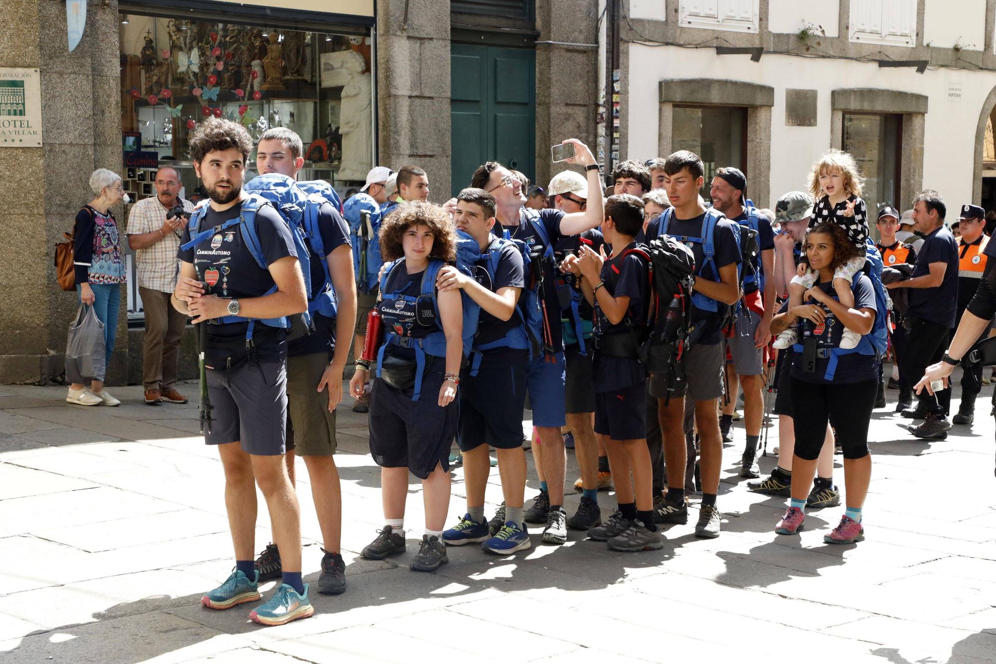 Llega a Santiago un grupo que hace el Camino con 11 niños italianos diagnosticados con trastorno del espectro autista