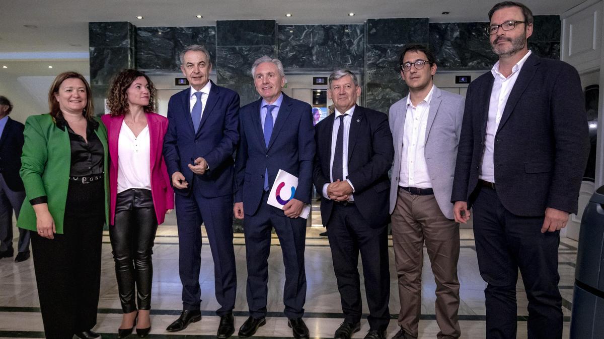 Zapatero, junto Pep Vicens, presidente del Cercle, y dirigentes socialistas.