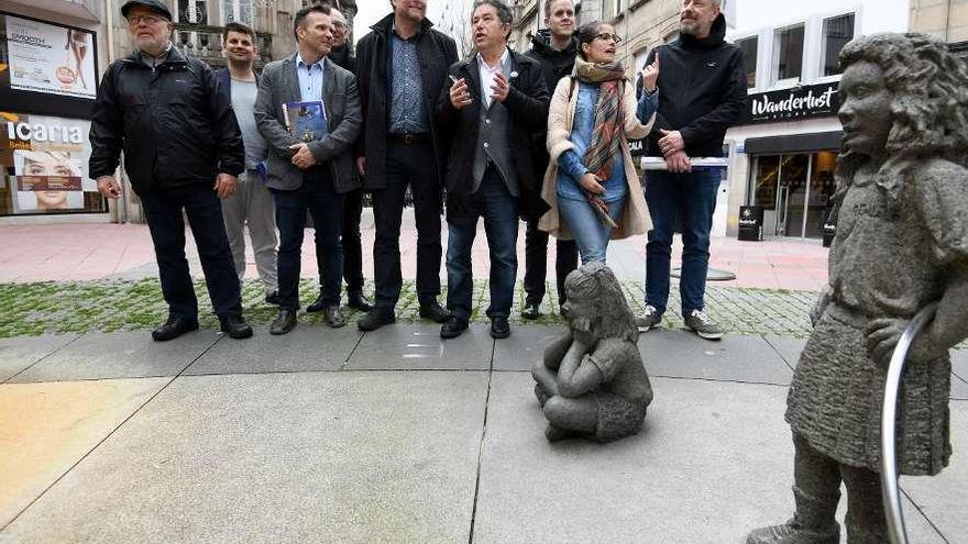 El alcalde de Roskilde (centro) junto al de Pontevedra, en la Glorieta de Compostela. // Gustavo Santos