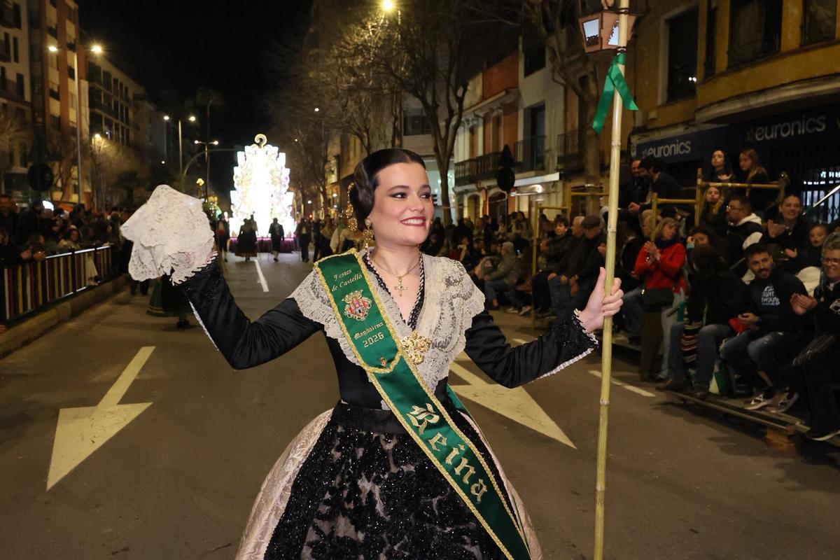La reina de las fiestas, Clara Sanz, abrió el Desfile, junto a la reina infantil, Ana Colón.