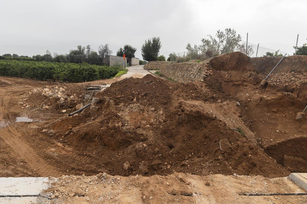 Puente de acceso a los diseminados destrozado