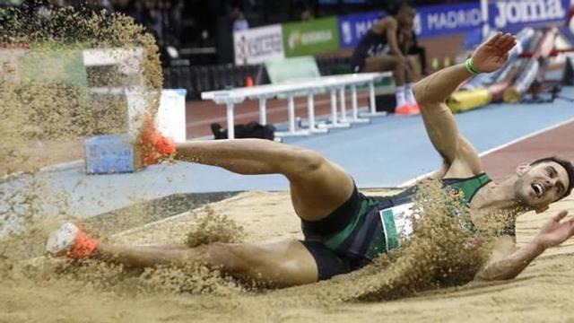 Pablo Torrijos consigue su récord de triple salto (14.18 metros), el domingo en Ourense.