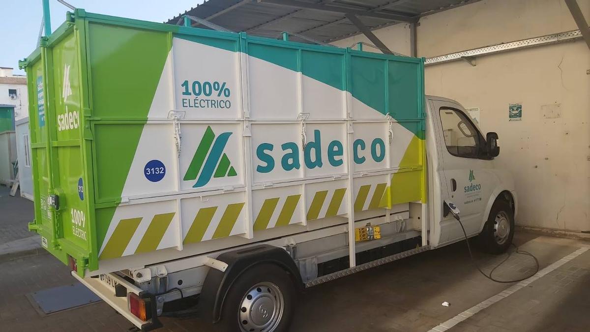 Carga de uno de los vehículos 100% eléctricos de Sadeco.