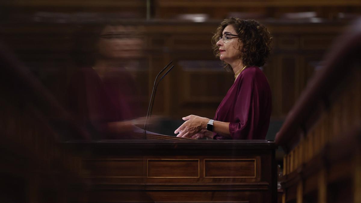 La ministra de Hacienda, María Jesús Montero, interviene durante una sesión plenaria, en el Congreso