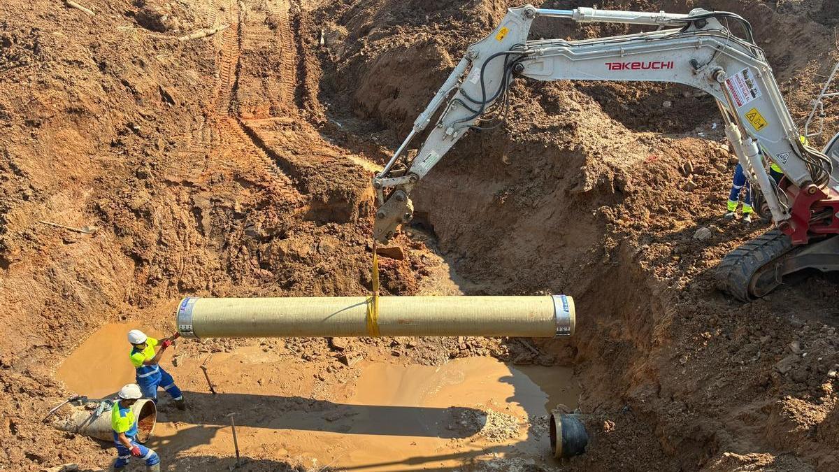 Obras de reparación de la avería. En la foto se aprecia la envergadura de los trabajos.
