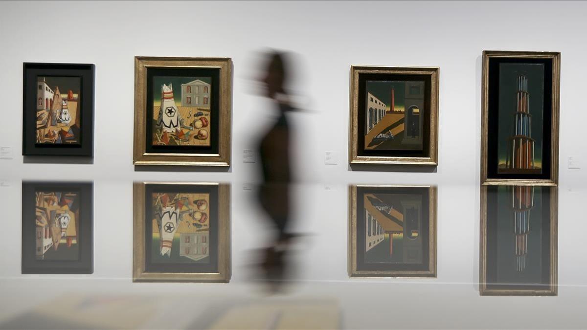 Detalle de la exposición con más de 140 obras de Giorgio De Chirico en CaixaForum.