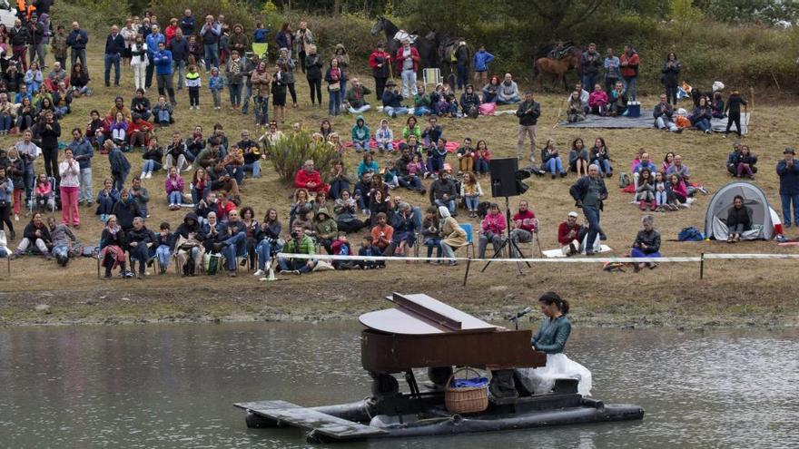 &quot;Le piano du lac&quot;, durante su representación en La Braña´l Río