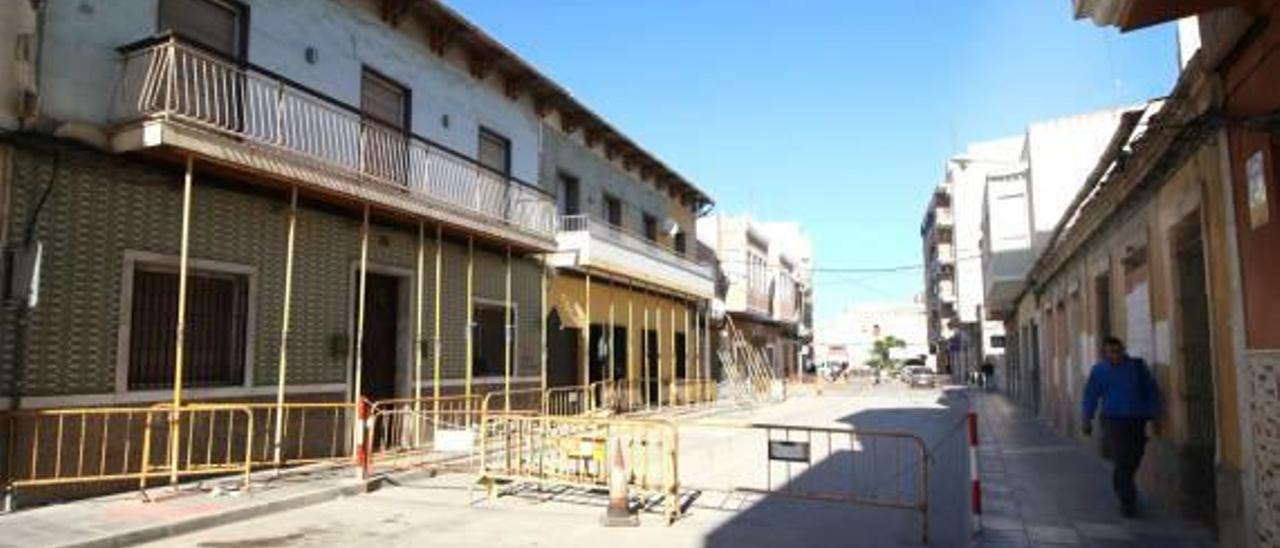 La calle Salitre lleva un año cerrada al tráfico y las cuatro casas afectadas están apuntaladas, dos de ellas con riesgo de derrumbe.