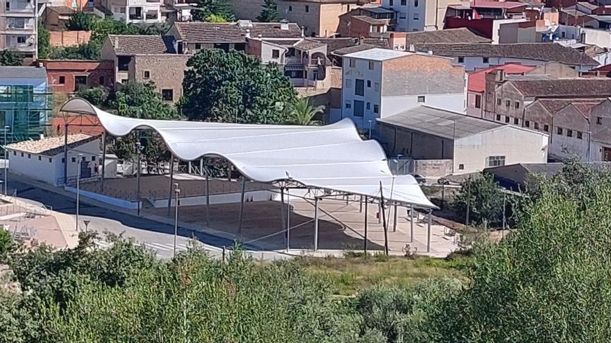 Una carpa desmontable convierte la plaza de les Poasses de Llutxent en un espacio versátil para acoger eventos