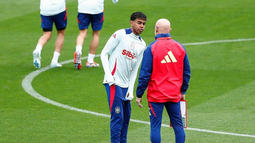 Luis de la Fuente parla amb Lamine Yamal durant un entrenament de la selecció espanyola