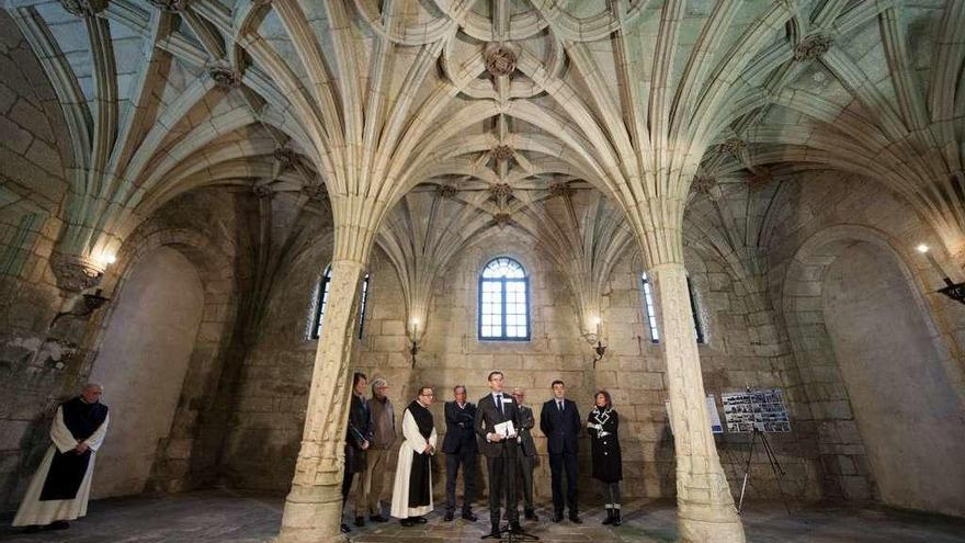 El presidente de la Xunta supervisa las obras que se están realizando en el monasterio de Oseira. // B.L.