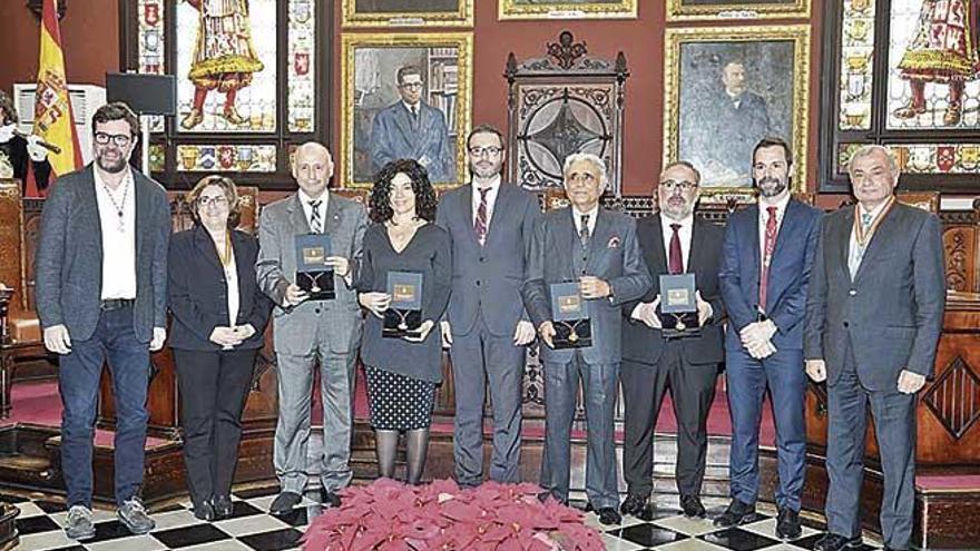 El alcalde y los concejales ponentes, junto a representantes de las entidades que recibieron la medalla.