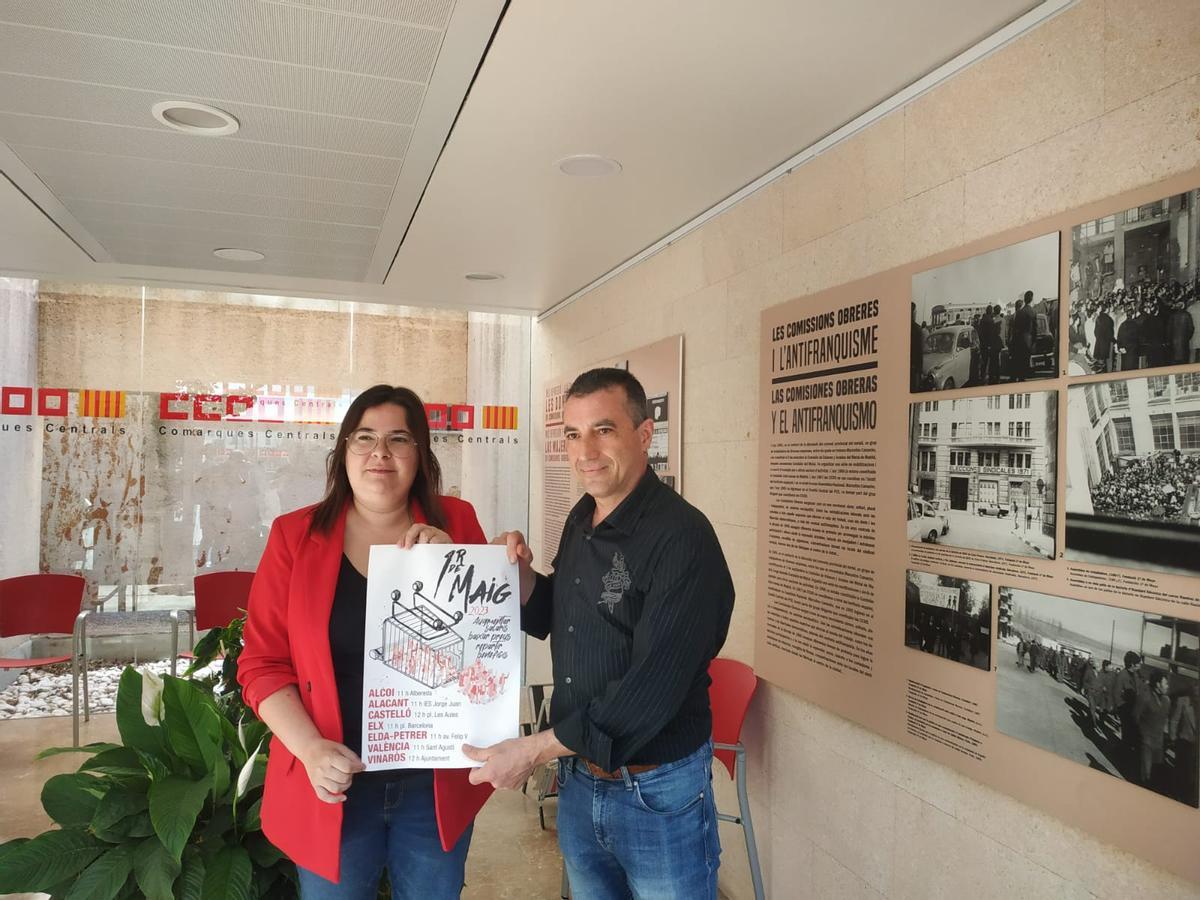 Leticia Pascual y Paco Luque, de UGT y CC OO en Alcoy, con el cartel de la manifestación del próximo 1 de mayo.