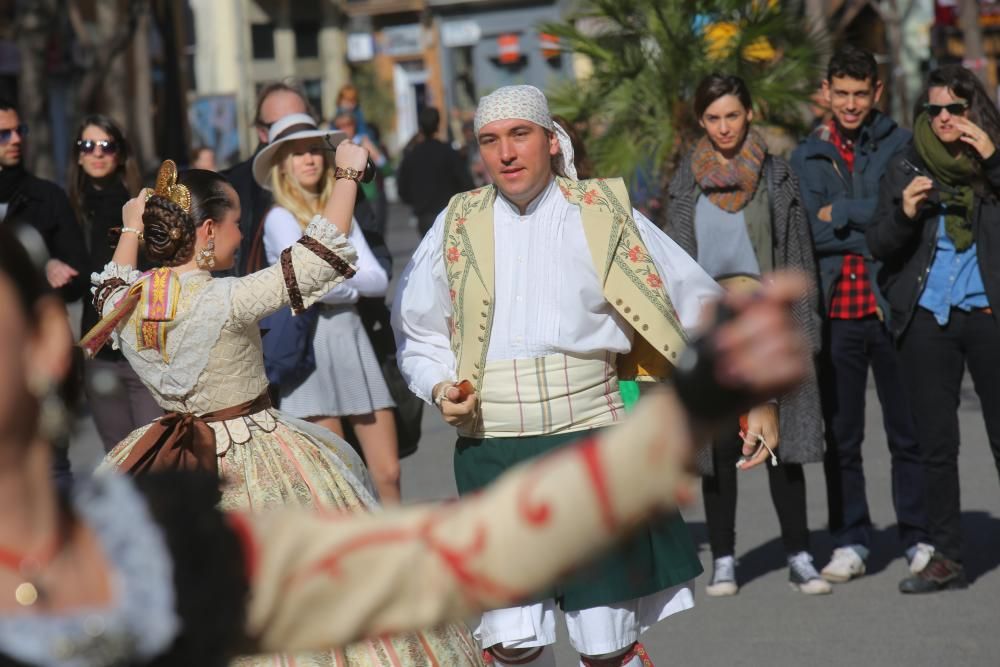 Danzas populares en el entorno de la Lonja