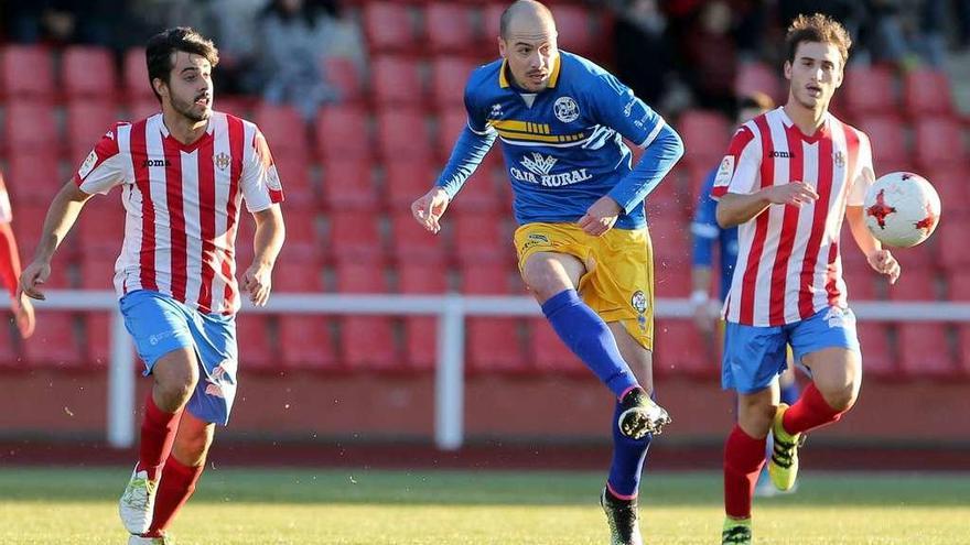 Rafa Silveira central el balón.