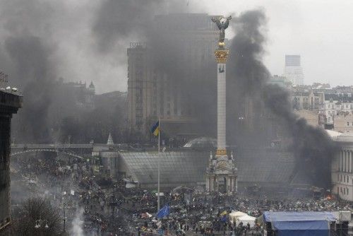 La violencia regresa al centro de Kiev tras romperse la tregua acordada la noche del miércoles. Opositores y fuerzas de seguridad protagonizan de nuevo choques que sumen al país en una severa crisis