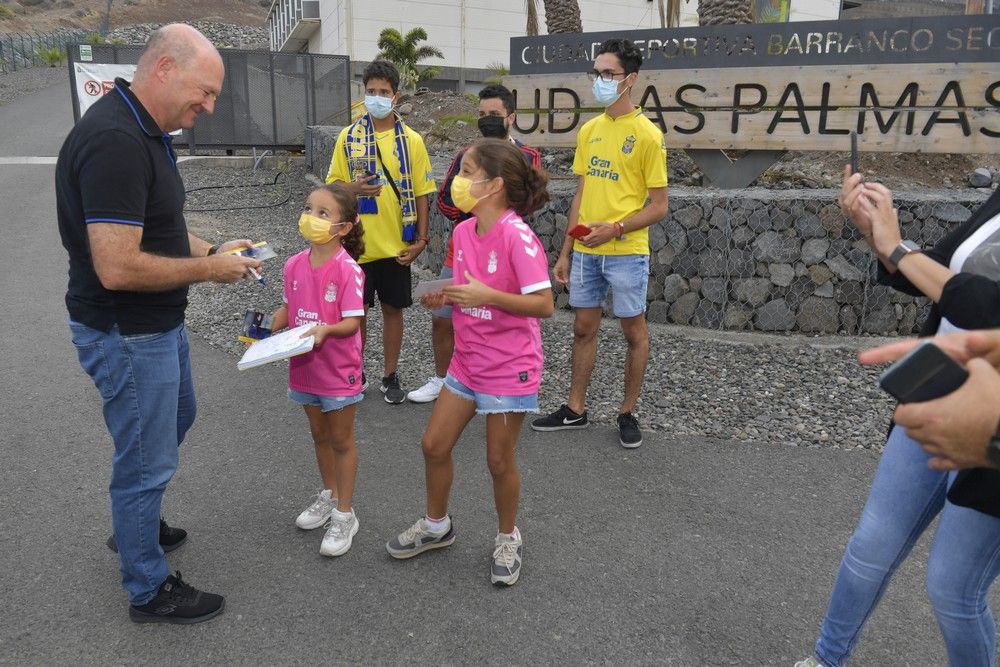 La plantilla de la UD Las Palmas firma autógrafos antes del derbi