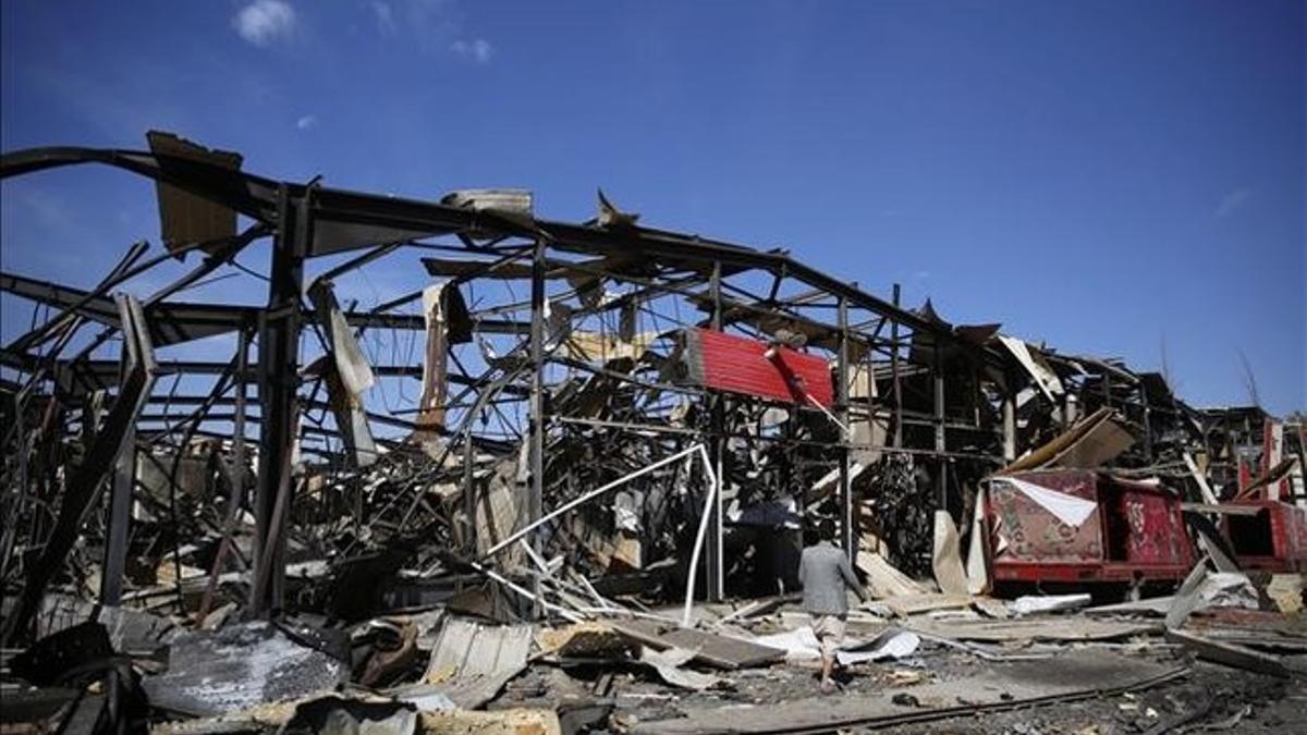 Fábrica de Coca Cola destruida tras un bombardeo saudí en Sanaa, Yemen.