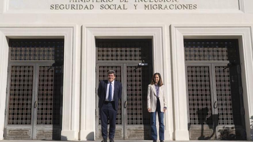 José Luis Escrivá e Ione Belarra, junto a la sede del Ministerio de Inclusión, Seguridad Social y Migraciones.