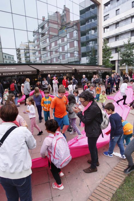 Un centenar de persones van crear el llaç rosa gegant de l''Oncolliga a la ciutat de Girona