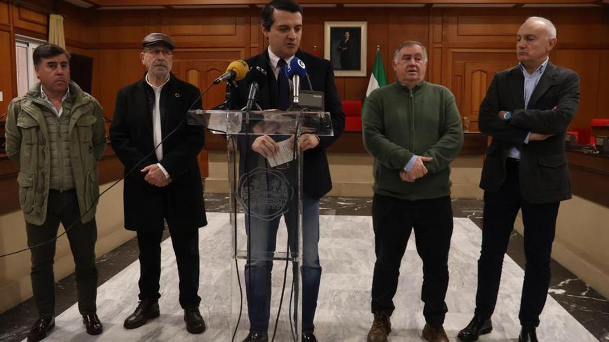 El alcalde, durante la rueda de prensa en la que se presentaron los proyectos de comunidades energéticas, junto a representantes de Al Zahara y Faecta.