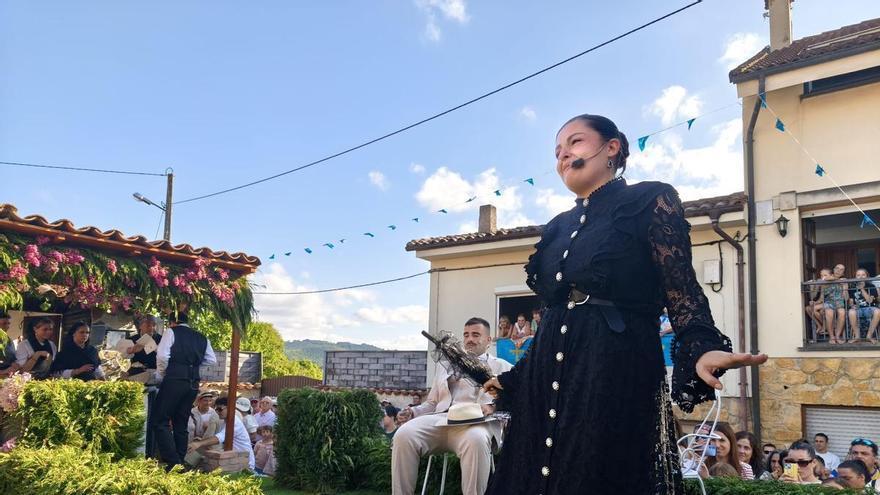 Valdesoto se rinde ante la peña El Chole y su carroza de rumores inspirada en los indianos y la serie "Los Bridgerton": "Fue una sorpresa muy grande"