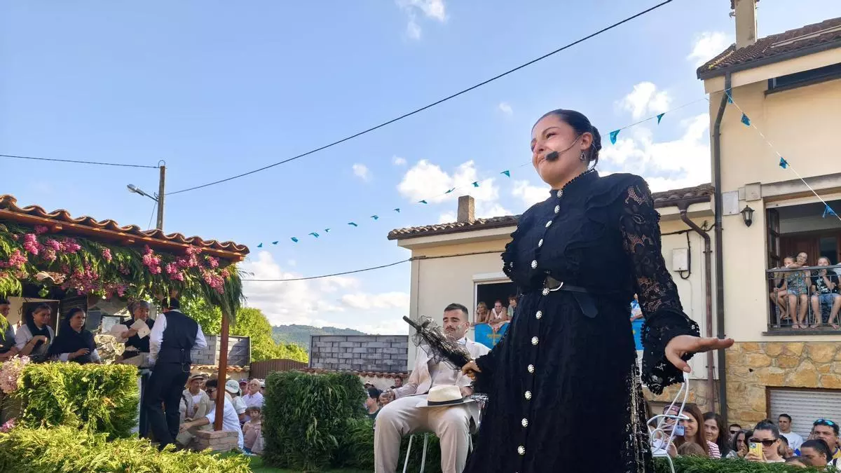 La peña El Chole gana el concurso de carrozas de Valdesoto con «Los Bribon, shhh que ye secreto»