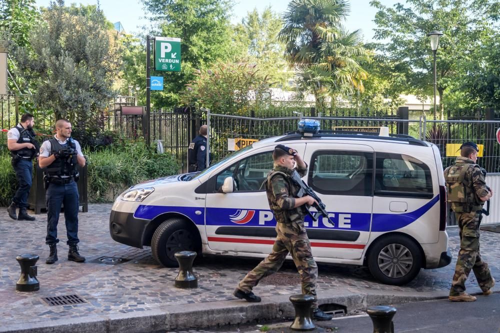 Atropello a militares a las afueras de París