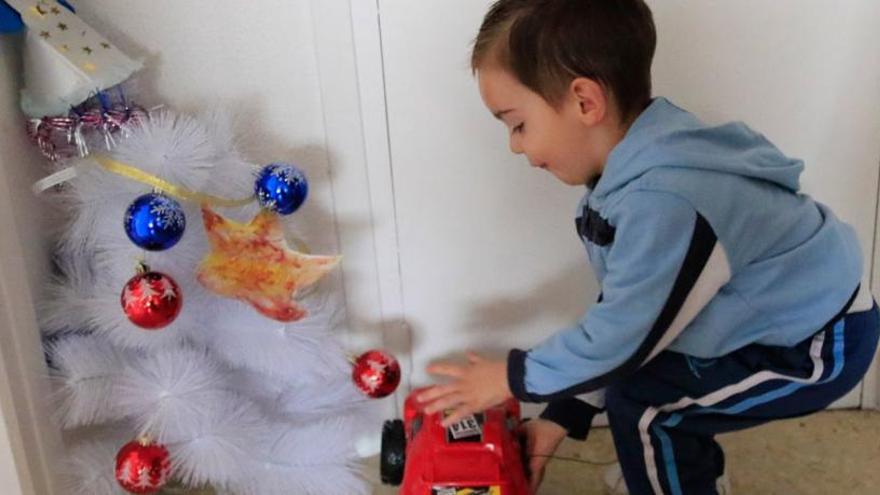 Un niño zamorano abre sus regalos al despertar.