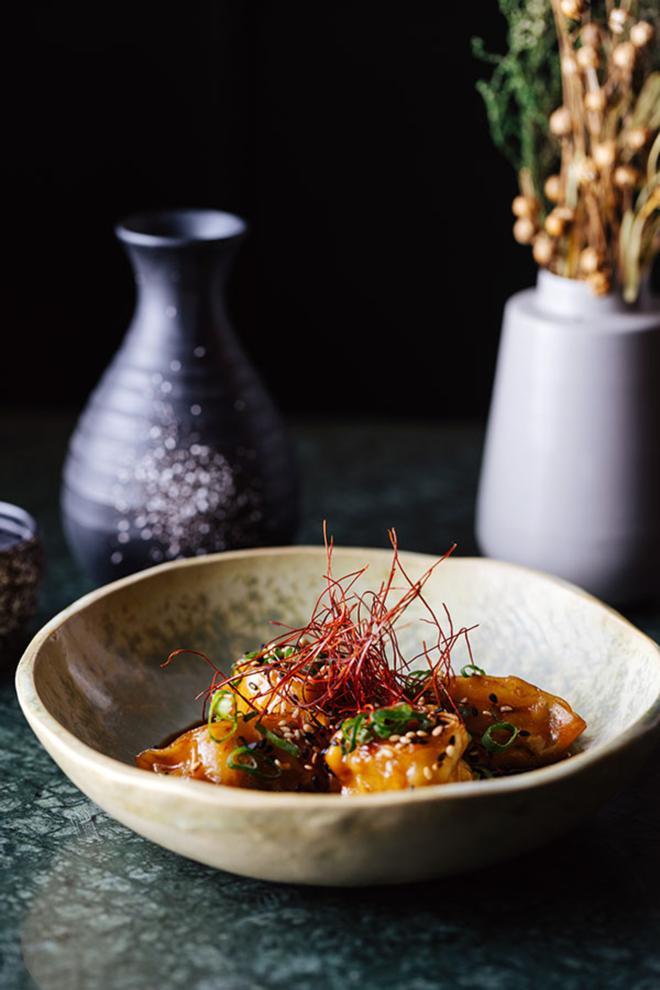 Gyozas de gambas y salsa moqueca en Nanako Madrid